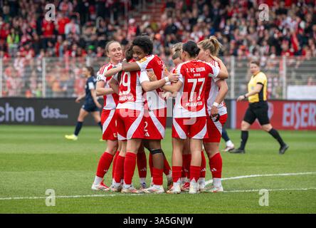Berlin, Deutschland. März 2025. Fußball, Frauen: Bundesliga 2, 1. FC Union Berlin - SC Sand, 19. Spieltag, an der Alten Försterei. Union feiert das 1:0 Tor von Naika Reissner (3. Von links). Quelle: Matthias Koch/dpa/ZB/dpa/Alamy Live News Stockfoto