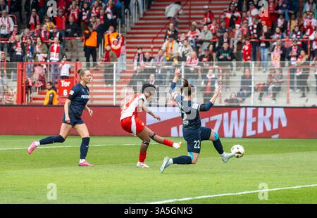 Berlin, Deutschland. März 2025. Fußball, Frauen: Bundesliga 2, 1. FC Union Berlin - SC Sand, 19. Spieltag, an der Alten Försterei. Die Union-Gegnerin Naika Reissner (M) erzielt das Tor, um es 1-0 gegen Ronja Schaer und Jenny Gaugigl vom SC Sand zu erreichen. Quelle: Matthias Koch/dpa/ZB/dpa/Alamy Live News Stockfoto
