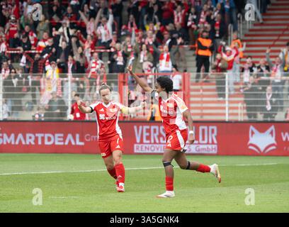 Berlin, Deutschland. März 2025. Fußball, Frauen: Bundesliga 2, 1. FC Union Berlin - SC Sand, 19. Spieltag, an der Alten Försterei. Lisa Heiseler (l) ab 1. FC Union und Naika Reissner vom FC Union feiern das 1:0 Tor. Quelle: Matthias Koch/dpa/ZB/dpa/Alamy Live News Stockfoto