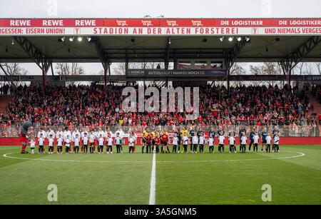 Berlin, Deutschland. März 2025. Fußball, Frauen: Bundesliga 2, 1. FC Union Berlin - SC Sand, 19. Spieltag, an der Alten Försterei. Die Teams Union und Sand und Fans der Berliner Mannschaft vor dem Spiel. Quelle: Matthias Koch/dpa/ZB/dpa/Alamy Live News Stockfoto