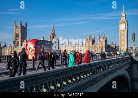 19.03.2025, London, England, Großbritannien, Europa - Fußgänger überqueren die Westminster Bridge während der morgendlichen Hauptverkehrszeit mit Westminster Pa Stockfoto