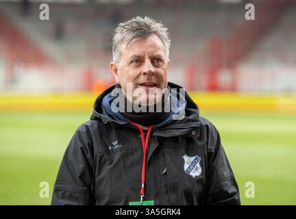 Berlin, Deutschland. März 2025. Fußball, Frauen: 2. Bundesliga, 1. FC Union Berlin - SC Sand, 19. Spieltag, an der Alten Försterei Trainer Alexander Fischinger (SC Sand) beim Spiel in Berlin. Quelle: Matthias Koch/dpa/ZB/dpa/Alamy Live News Stockfoto