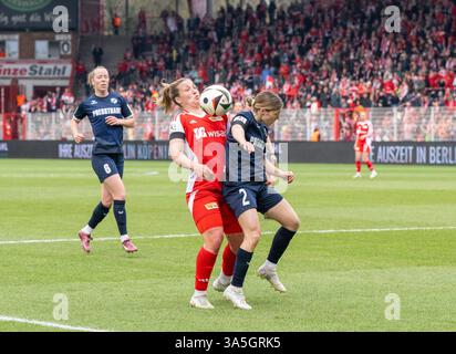 Berlin, Deutschland. März 2025. Fußball, Frauen: Bundesliga 2, 1. FC Union Berlin - SC Sand, 19. Spieltag, an der Alten Försterei. Union-Chefin Dina Orschmann (l) spielt den Ball gegen Sarah Klotz (SC Sand). Quelle: Matthias Koch/dpa/ZB/dpa/Alamy Live News Stockfoto