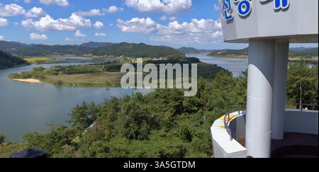 Naju City, Südkorea - 24. September 2020: Vom Neureoji Aussichtsturm aus bietet sich ein fantastischer Blick auf den Yeongsan River Stockfoto