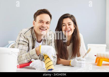 Fröhliches positives junges Paar, fröhlicher Mann und Frau, die gerne arbeiten, planen Innenausstattungen Stockfoto