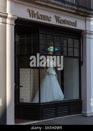 ONDON, Großbritannien - 19. MÄRZ 2025: Außenansicht des Vivienne Westwood Couture Ladens in Davis Street, Berkeley Square, Mayfair Stockfoto