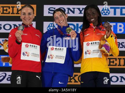 (250323) -- NANJING, 23. März 2025 (Xinhua) -- (L-R) Silbermedaillengewinnerin Annik Kalin aus der Schweiz, Goldmedaillengewinnerin Claire Bryant aus den Vereinigten Staaten und Bronzemedaillengewinnerin Fatima Diame aus Spanien posieren für Fotos während der Verleihung des Langsprung-Endspiels der Frauen bei den Leichtathletik-Hallenweltmeisterschaften 2025 in Nanjing, der ostchinesischen Provinz Jiangsu, 23. März 2025. (Xinhua/Li Bo) Stockfoto
