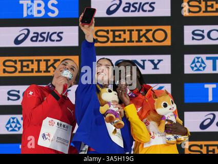 (250323) -- NANJING, 23. März 2025 (Xinhua) -- (L-R) Silbermedaillengewinnerin Annik Kalin aus der Schweiz, Goldmedaillengewinnerin Claire Bryant aus den Vereinigten Staaten und Bronzemedaillengewinnerin Fatima Diame aus Spanien machen ein Selfie während der Verleihung des Langsprung-Endspiels der Frauen bei den Leichtathletik-Hallenweltmeisterschaften 2025 in Nanjing, der Provinz Jiangsu, 23. März 2025. (Xinhua/Li Bo) Stockfoto