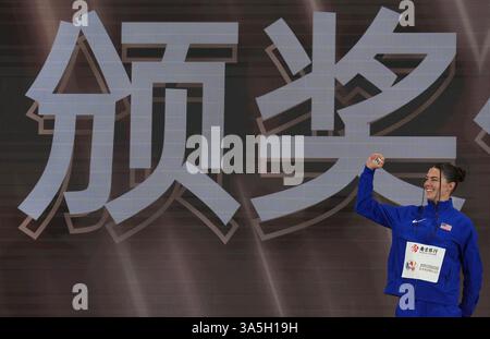 (250323) -- NANJING, 23. März 2025 (Xinhua) -- Goldmedaillengewinnerin Claire Bryant aus den Vereinigten Staaten reagiert auf die Verleihung des Langsprung-Endspiels der Frauen bei der Leichtathletik-Hallenweltmeisterschaft 2025 in Nanjing, ostchinesischer Provinz Jiangsu, 23. März 2025. (Xinhua/Li Bo) Stockfoto