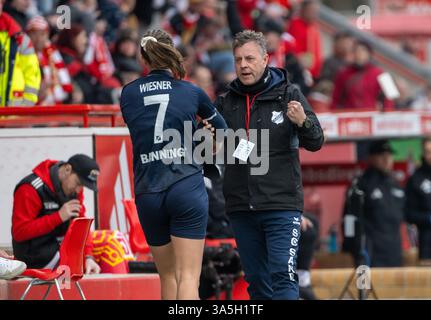 Berlin, Deutschland. März 2025. Fußball, Frauen: Bundesliga 2, 1. FC Union Berlin - SC Sand, 19. Spieltag, an der Alten Försterei. Sandes Trainer Alexander Fischinger spricht mit Sarah Wiesner, bevor sie ersetzt. Quelle: Matthias Koch/dpa/ZB/dpa/Alamy Live News Stockfoto