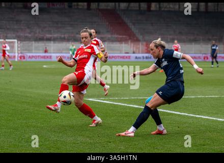 Berlin, Deutschland. März 2025. Fußball, Frauen: Bundesliga 2, 1. FC Union Berlin - SC Sand, 19. Spieltag, an der Alten Försterei. Union's Lisa Heiseler (l) im Duell mit Tabea Griß (SC Sand). Quelle: Matthias Koch/dpa/ZB/dpa/Alamy Live News Stockfoto