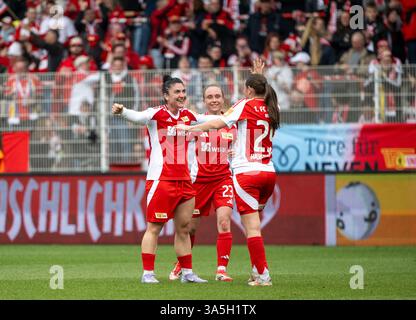 Berlin, Deutschland. März 2025. Fußball, Frauen: Bundesliga 2, 1. FC Union Berlin - SC Sand, 19. Spieltag, an der Alten Försterei. Athanasia Moraitou (l-r), Pia Metzker und Antonia Halverkamps feiern das 2:0 Tor. Quelle: Matthias Koch/dpa/ZB/dpa/Alamy Live News Stockfoto