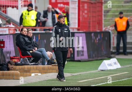 Berlin, Deutschland. März 2025. Fußball, Frauen: 2. Bundesliga, 1. FC Union Berlin - SC Sand, 19. Spieltag, an der Alten Försterei. Gewerkschaftstrainer Ailien Poese bejubelt ihr Team. Quelle: Matthias Koch/dpa/ZB/dpa/Alamy Live News Stockfoto