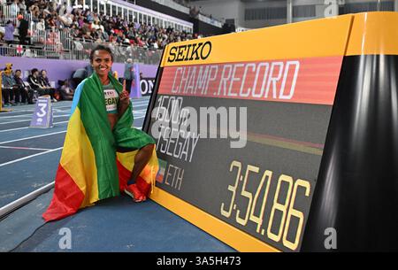 (250323) -- NANJING, 23. März 2025 (Xinhua) -- Gudaf Tsegay aus Äthiopien feiert, nachdem er nach dem 1500-m-Finale der Frauen bei der Leichtathletik-Hallenweltmeisterschaft 2025 in Nanjing, ostchinesischer Provinz Jiangsu, 23. März 2025 den Rekord gebrochen hat. (Xinhua/Song Yanhua) Stockfoto