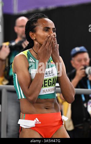 (250323) -- NANJING, 23. März 2025 (Xinhua) -- Gudaf Tsegay aus Äthiopien reagiert nach dem 1500-m-Finale der Frauen bei den Leichtathletik-Hallenweltmeisterschaften 2025 in Nanjing, ostchinesischer Provinz Jiangsu, 23. März 2025. (Xinhua/Song Yanhua) Stockfoto
