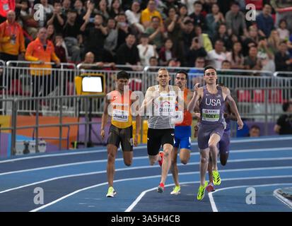 (250323) -- NANJING, 23. März 2025 (Xinhua) -- Elvin Josue Canales aus Spanien (1. L), Eliott Crestan aus Belgien (2. L) und Josh Hoey aus den Vereinigten Staaten (1. R) konkurrieren während des 800-m-Endspiels der Männer bei den Leichtathletik-Hallenweltmeisterschaften 2025 in Nanjing, ostchinesischer Provinz Jiangsu, 23. März 2025. (Xinhua/Li Bo) Stockfoto