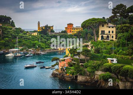 Wunderbare Aussicht mit verankerten Yachten und Segelbooten in der Bucht von Portofino, Ligurien, Italien, Europa Stockfoto