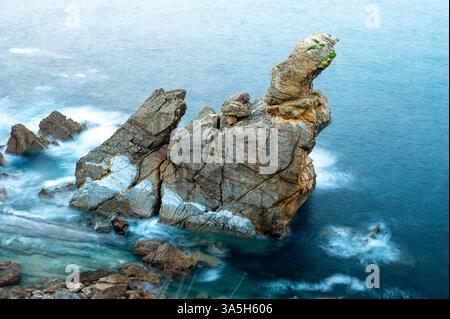 Coast Rock von Urros de Liencres in Kantabrien, Spanien. Bild mit langer Belichtung Stockfoto