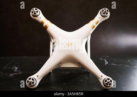 USA, Arizona - 10. März 2025: Weiße Drohne ohne Propeller DJI Phantom 3 liegt auf der Seite auf einem schwarzen Tisch Stockfoto
