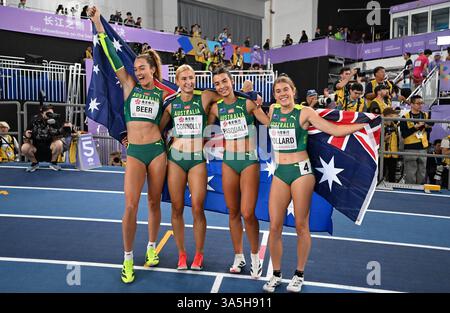(250323) -- NANJING, 23. März 2025 (Xinhua) -- Bronzemedaillengewinnerteam Australien posiert für Fotos nach dem 4x400 m Staffelfinale der Frauen bei den Leichtathletik-Hallenweltmeisterschaften 2025 in Nanjing, ostchinesischer Provinz Jiangsu, 23. März 2025. (Xinhua/Song Yanhua) Stockfoto