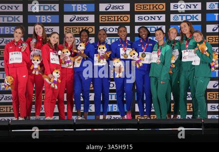 (250323) -- NANJING, 23. März 2025 (Xinhua) -- (L-R)Silbermedaillengewinner Polen, Goldmedaillengewinner USA und Bronzemedaillengewinner Australien posieren für Fotos während der Verleihung des 4x400-m-Staffelfinals der Frauen bei den Leichtathletik-Hallenweltmeisterschaften 2025 in Nanjing, ostchinesischer Provinz Jiangsu, 23. März 2025. (Xinhua/Li Bo) Stockfoto