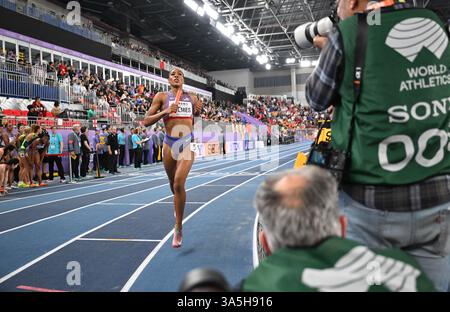 (250323) -- NANJING, 23. März 2025 (Xinhua) -- Alexis Holmes (C) von Team USA reagiert nach dem 4x400-m-Staffelfinale der Frauen bei der Leichtathletik-Hallenweltmeisterschaft 2025 in Nanjing, ostchinesischer Provinz Jiangsu, 23. März 2025. (Xinhua/Song Yanhua) Stockfoto