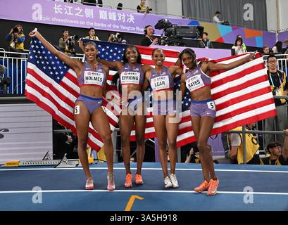 (250323) -- NANJING, 23. März 2025 (Xinhua) -- Goldmedaillenteam USA posiert für Fotos nach dem 4x400 m Staffelfinale der Frauen bei den Leichtathletik-Hallenweltmeisterschaften 2025 in Nanjing, ostchinesischer Provinz Jiangsu, 23. März 2025. (Xinhua/Song Yanhua) Stockfoto