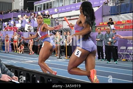 (250323) -- NANJING, 23. März 2025 (Xinhua) -- Alexis Holmes (L) ist mit Rosey Effiong vom Team USA beim 4x400-m-Staffelfinale der Frauen bei den Leichtathletik-Hallenweltmeisterschaften 2025 in Nanjing, ostchinesischer Provinz Jiangsu, 23. März 2025. (Xinhua/Song Yanhua) Stockfoto