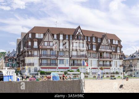 Trouville-sur-Mer - die Seaside Villas, die zwischen 1860 und 1880 im architektonischen Eklektizismus erbaut wurden. Sie blicken auf einen Sandstrand mit Blick auf das Meer. Stockfoto