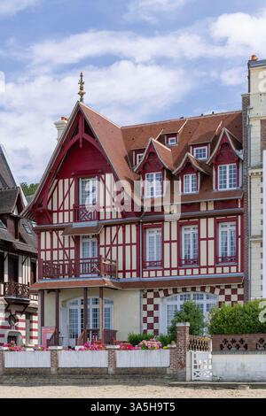 Trouville-sur-Mer - die Seaside Villas, die zwischen 1860 und 1880 im architektonischen Eklektizismus erbaut wurden. Sie blicken auf einen Sandstrand mit Blick auf das Meer. Stockfoto