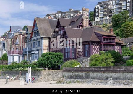 Trouville-sur-Mer - die Seaside Villas, die zwischen 1860 und 1880 im architektonischen Eklektizismus erbaut wurden. Sie blicken auf einen Sandstrand mit Blick auf das Meer. Stockfoto