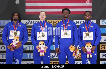 (250323) -- NANJING, 23. März 2025 (Xinhua) -- Goldmedaillenteam USA posiert für Fotos während der Verleihung des 4x400 m Staffelfinals der Männer bei den Leichtathletik-Hallenweltmeisterschaften 2025 in Nanjing, ostchinesischer Provinz Jiangsu, 23. März 2025. (Xinhua/Li Bo) Stockfoto