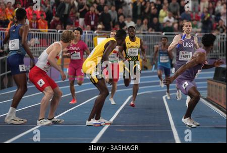 (250323) -- NANJING, 23. März 2025 (Xinhua) -- Brian Faust (2. R) vom Team USA tritt beim 4x400 m Staffelfinale der Männer bei den Leichtathletik-Hallenweltmeisterschaften 2025 in Nanjing, ostchinesischer Provinz Jiangsu, 23. März 2025 an. (Xinhua/Li Bo) Stockfoto