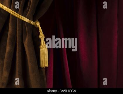 Roten Theater Vorhang und gelben Quasten Stockfoto