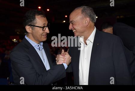 Politiker und VfB-Mitglied Cem Oezdemir Buendnis 89 die Gruenen im Gespräch mit VfB-Legende Hansi Mueller, Geste schütteln die Hände der Generalversammlung VfB Stockfoto