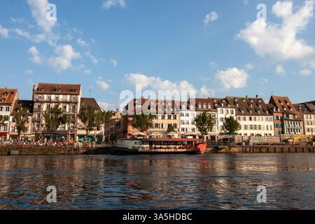 STRASSBURG, FRANKREICH - 19. SEPTEMBER 2024: Kanal, Café an Bord und historische Gebäude in Straßburg, Frankreich Stockfoto