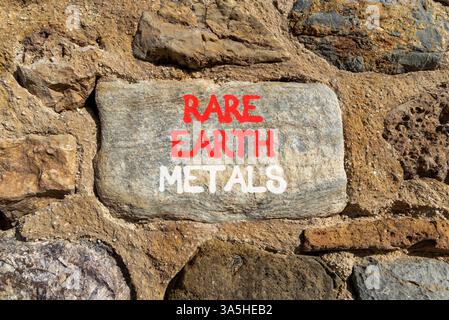 Symbol für Seltenerdmetalle. Konzeptworte seltene Metalle auf wunderschöner grauer Steinmauer. Wunderschöner Steinmauerhintergrund. Gewerbe- und Seltenerdmetall Stockfoto