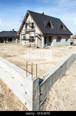 Neue Häuser zu bauen. Schwarze Dach, Berg Stockfoto