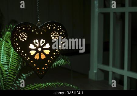 Herzform und Licht von einer Kerze von iside. Bulgarien Stockfoto
