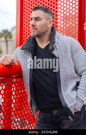 Individuelles Porträt ernster Mann mittleren Alters mit Bart, der im Freien Winteroutfit trägt Stockfoto