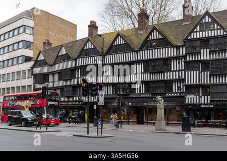Staple Inn, ein Teil des Tudor-Gebäudes an der High Holborn Street in der City of London, England, Großbritannien, ein denkmalgeschütztes Gebäude. Das letzte überlebende Gasthaus der Kanzlei Stockfoto