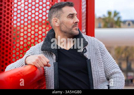 Individuelles Porträt ernster Mann mittleren Alters mit Bart, der im Freien Winteroutfit trägt Stockfoto