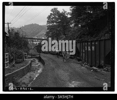 Eine Straßenszene, in der Firmenunterkünfte für Bergleute im Projekt Kingston Pocahontas Coal Company in Warwick Mine in Welch, West Virginia dargestellt werden. Diese Wohnungen wurden den Arbeitern der Bergbauindustrie zur Verfügung gestellt. National Archives at College Park - Standbilder. Stockfoto