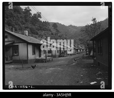 Ein Teil des Firmenwohnungsprojekts in der Exeter Mine der Kingston Pocahontas Coal Company in Welch, McDowell County, West Virginia, bietet Unterkunft für die Familien der Bergleute. Stockfoto