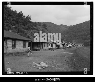 Ein Teil des Unternehmens, das Bergleute in der Exeter Mine der Kingston Pocahontas Coal Company in Welch, McDowell County, West Virginia beherbergt, wo Außenbereiche für Baseball- und Sportaktivitäten genutzt werden. Stockfoto
