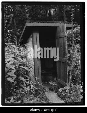 Ein Privatbesitz wird bei einem Firmenwohnungsprojekt für Bergleute in der Mine 33-34 der Pocahontas Corporation in Bishop, Virginia gezeigt, in dem grundlegende Annehmlichkeiten für die Arbeiter in der Kohleindustrie dargestellt werden. Stockfoto