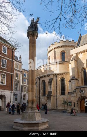 Die Temple Church, eine Kirche im Inneren und im Mitteltempel, erbaut von den Templern in London, England, Großbritannien, mit einer Gruppe vor dem Haus Stockfoto
