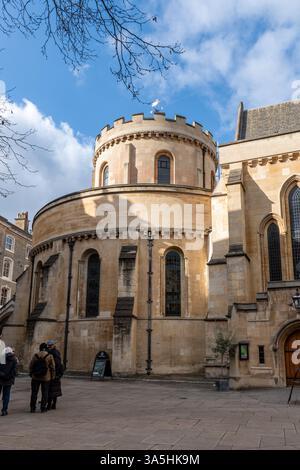 Die Temple Church, eine Kirche im Inneren und im Mitteltempel, erbaut von den Templern in London, England, Großbritannien, mit einer Gruppe vor dem Haus Stockfoto