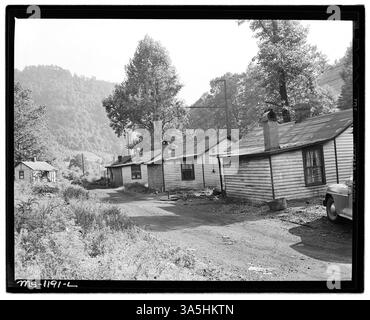 Drei-Zimmer-Häuser in Big Sandy, wo Bergleute eine monatliche Gebühr für den Transport mit dem Bus zur Exeter Mine erhoben wurden. Diese Häuser wurden von der Kingston Pocahontas Coal Company in Welch, McDowell County, West Virginia, gebaut. Stockfoto