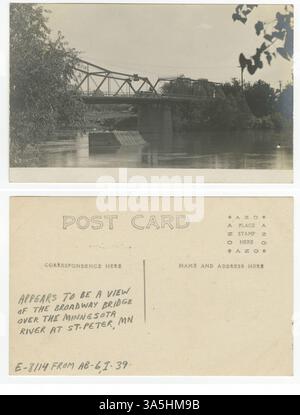 Diese Postkarte zeigt einen Blick auf die Broadway Bridge, die den Minnesota River in St. Peter überspannt. Stockfoto
